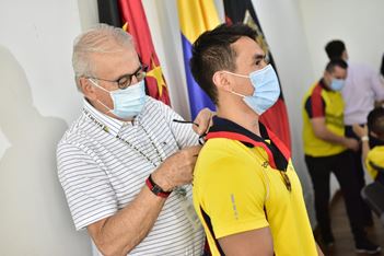 ¡ALCALDE DE CÚCUTA CONDECORÓ A LOS GIMNASTAS MOTILONES! ¡ALCALDE DE CÚCUTA CONDECORÓ A LOS GIMNASTAS MOTILONES!