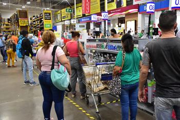 JORNADA DE “DÍA SIN IVA” REACTIVÓ DIVERSOS SECTORES DE LA ECONOMÍA EN LA CIUDAD DE CÚCUTA JORNADA DE “DÍA SIN IVA” REACTIVÓ DIVERSOS SECTORES DE LA ECONOMÍA EN LA CIUDAD DE CÚCUTA